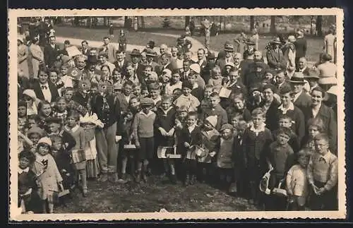 Foto-AK Gernsbach, Kinder zur Osterhasen-Suche auf der Murginsel