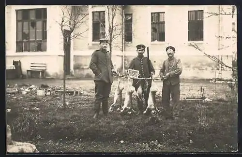 AK Jäger mit drei erlegten Hasen