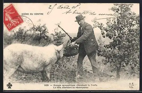 AK Périgord, Groupe sympathique cherchant la Truffe, La bête attendant sa récompense, Bauer mit einem Trüffelschwein