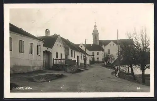 AK Japons /N. Oe., Strassenpartie mit Blick zur Kirche