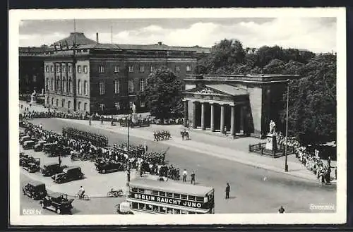 AK Berlin, Ehrenmal, Place of honour, Monument d`honneur mit Omnibus