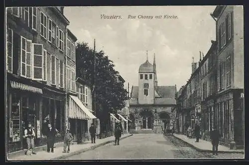 AK Vouziers, Rue Chansy mit Kirche, Leute