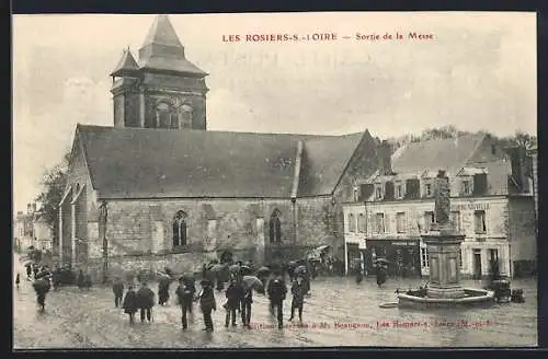 AK Les Rosiers-s-Loire, Sortie de la Messe