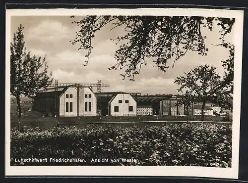 AK Friedrichshafen, Luftschiffwerft, Ansicht von Westen, Zeppelinhangars