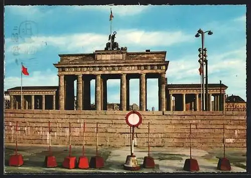 AK Berlin, Blick über die Mauer auf das Brandenburg Tor