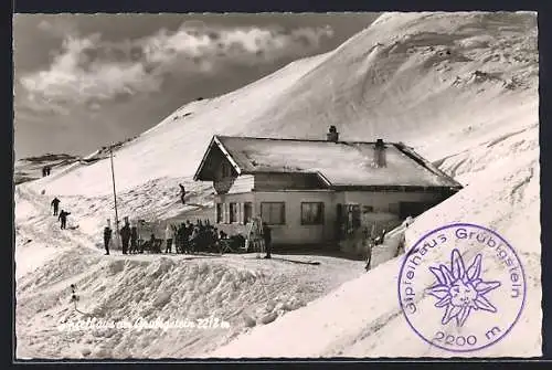 AK Gipfelhaus Grubigstein, Skifahrer vor der Hütte