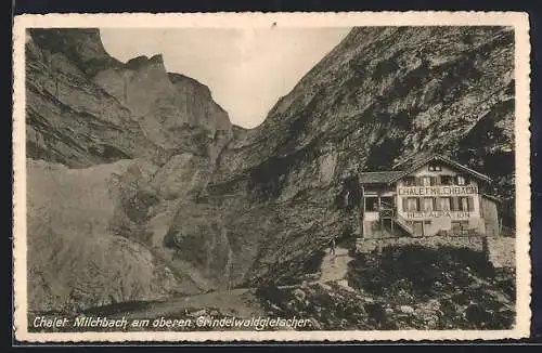 AK Chalet Milchbach /Grindelwaldgletscher, Berghütte gegen Felshänge