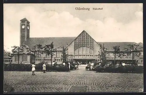 AK Oldenburg / O., Bahnhof mit Passanten