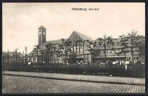 AK Oldenburg / O., Blick auf Bahnhof mit Vorplatz