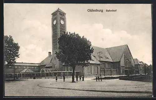 AK Oldenburg / O., Bahnhof mit Strassenpartie