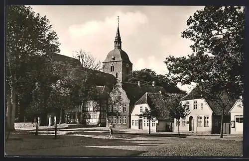 AK Burg / Fehmarn, Breite Strasse mit Museum und Kirche