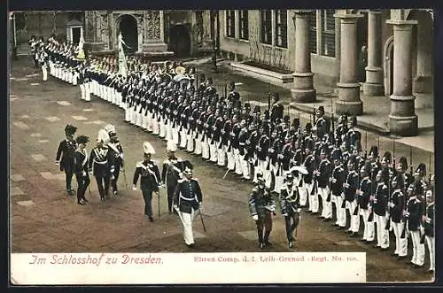 AK Dresden, Im Schlosshof, Ehren Comp. d. I. Leib-Grenad.-Regt. No 100