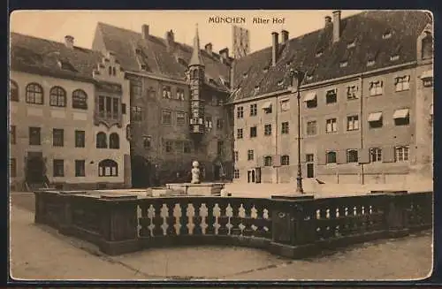 AK München, Alter Hof mit Brunnen