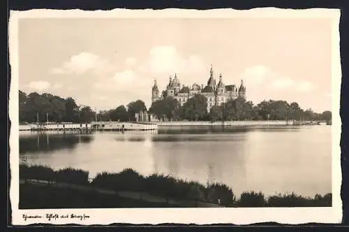 AK Schwerin / Mecklenburg, Schloss mit Burgsee