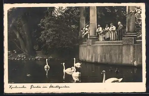 AK Karlsruhe, Partie im Stadtgarten, Besucher am Teich