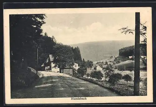 AK Hundsbach / Schwarzwald, Ortsansicht mit Blick in die Berge