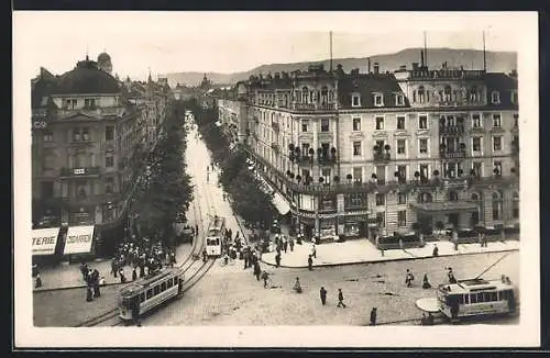 AK Zürich, Bahnhofstrasse mit Strassenbahnen, Geschäften und Passanten