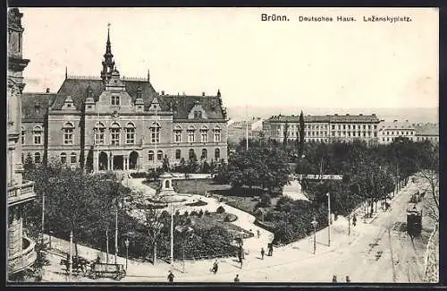 AK Brünn, Deutsches Haus am Lazanskyplatz mit Strasse und Strassenbahn