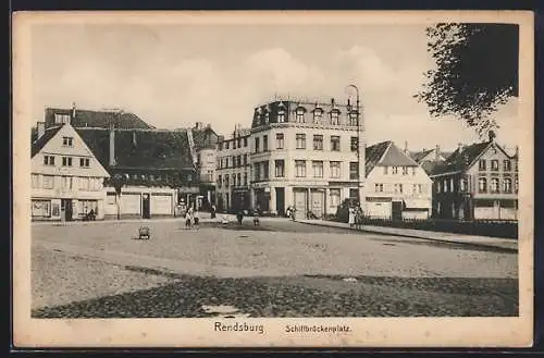 AK Rendsburg, Schiffbrückenplatz mit Geschäften