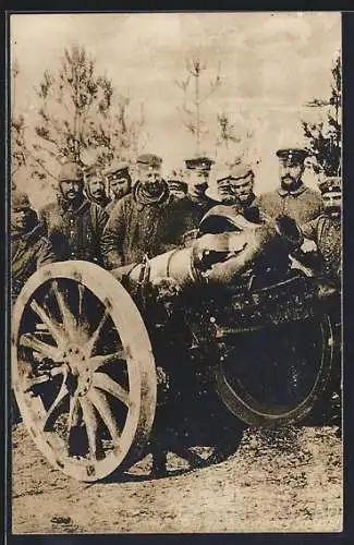 Foto-AK Soldaten an einem zerstörten Geschütz