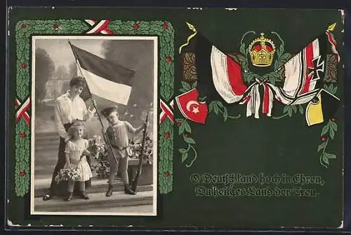 AK Frau mit Kindern und der Flagge Österreich-Ungarns, Flaggen des Zweibundes und der Türkei im Passepartout