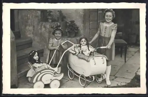 Foto-AK Zwei Mädchen mit ihren Puppen in Kinderwägen