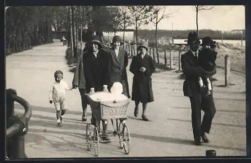 Foto-AK Familienausflug mit einem Kinderwagen