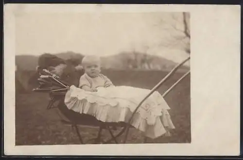 Foto-AK Baby in einem Kinderwagen