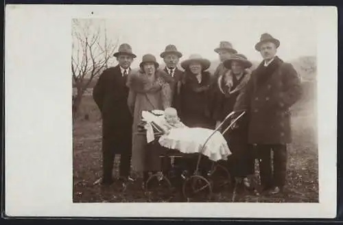 Foto-AK Gut gekleidete Erwachsene an einem Kinderwagen