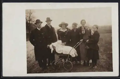 Foto-AK Familie mit einem Kinderwagen