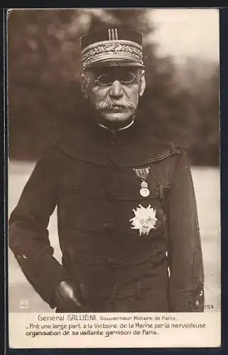 Foto-AK französischer General Gallieni in Uniform mit Orden und Mütze