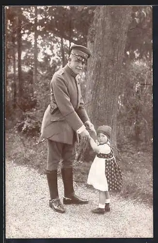 AK Offizier in Uniform mit kleinem Mädchen, Heerführer