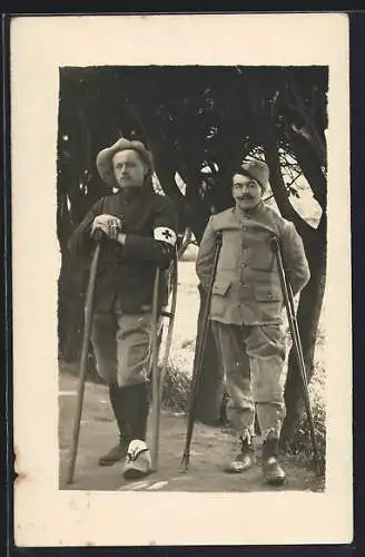 Foto-AK Rot-Kreuz-Sanitäter und Soldat an Krücken