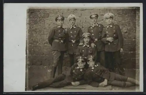 Foto-AK Junge Rot-Kreuz-Sanitäter und Soldaten