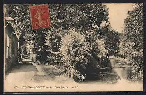 AK Lyons-la-Forêt, Les Trois Moulins et la rivière bordée d`arbres