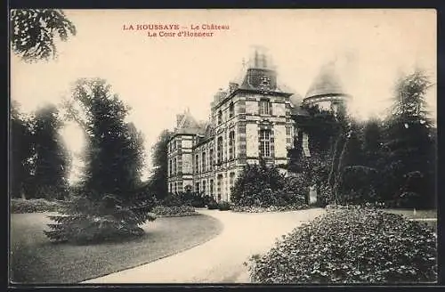 AK La Houssaye, Le Château La Cour d`Honneur