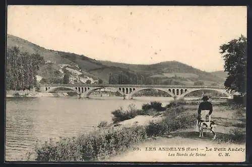 AK Les Andelys, Le Petit Andely, Les Bords de Seine avec pont et promeneur