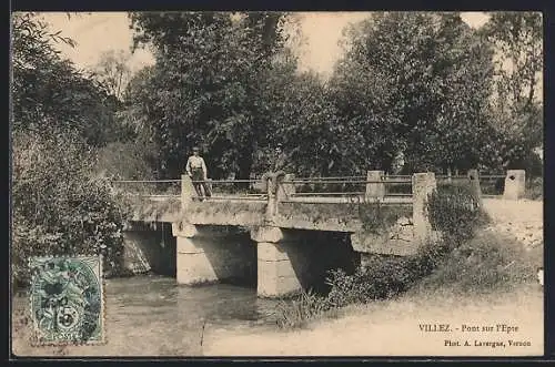 AK Villez, Pont sur l`Epte avec un homme se reposant sur la rambarde