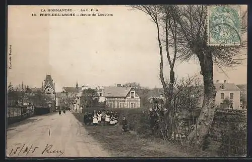 AK Pont-de-l`Arche, Route de Louviers avec groupe de personnes et maisons en arrière-plan