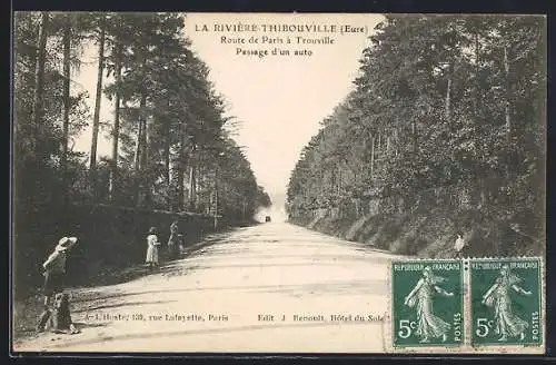 AK La Rivière-Thibouville, Route de Paris à Trouville, passage d`une auto