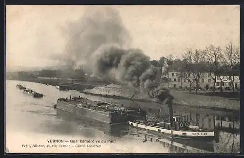 AK Vernon, Quai Camaré vu du Pont avec péniches et vapeur sur la rivière