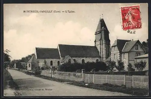 AK Montreuil-l`Argillé, L`église et la rue adjacente