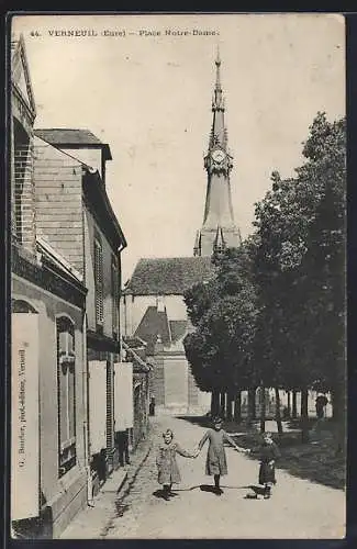 AK Verneuil, Place Notre-Dame avec enfants jouant devant l`église