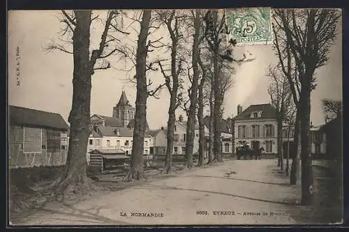 AK Évreux, Avenue de Breteuil avec rangée d`arbres et bâtiments historiques