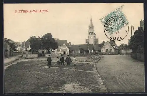 AK Évreux-Navarre, Scène de rue avec église en arrière-plan