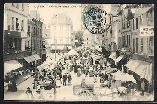 AK Évreux, Place du Grand Carrefour animée avec marché et foule