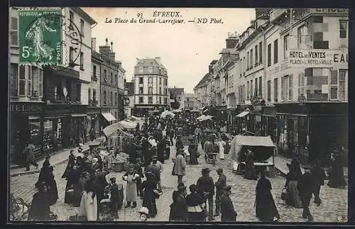 AK Évreux, La Place du Grand-Carrefour animée avec foule et étals de marché