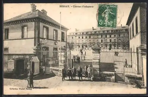 AK Bernay, Caserne d`Infanterie et l`entrée principale avec des soldats devant le portail