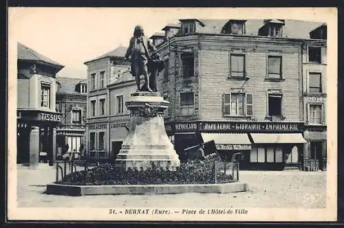 AK Bernay, Place de l`Hôtel-de-Ville avec statue et bâtiments historiques