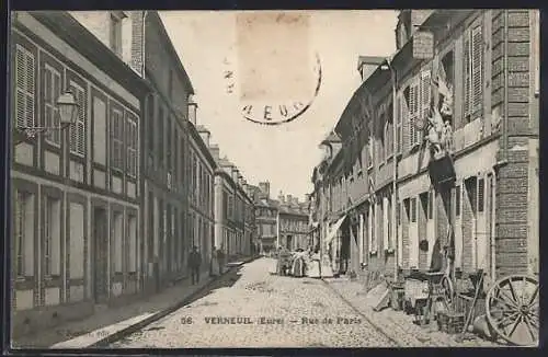 AK Verneuil, Rue de Paris avec maisons à colombages et passants